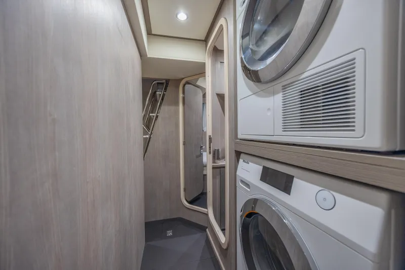 Slide: The Image of Azimut S8 2023 - 68