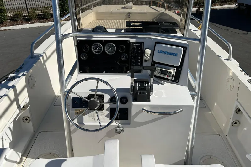 Slide: The Image of 1995 Sea Cat 255 center console with Lowrance device. - 10