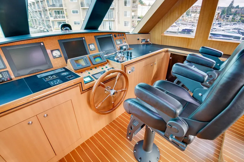Slide: The Image of Helm of Horizon 82’ Cockpit Motoryacht, 2006 model. - 16