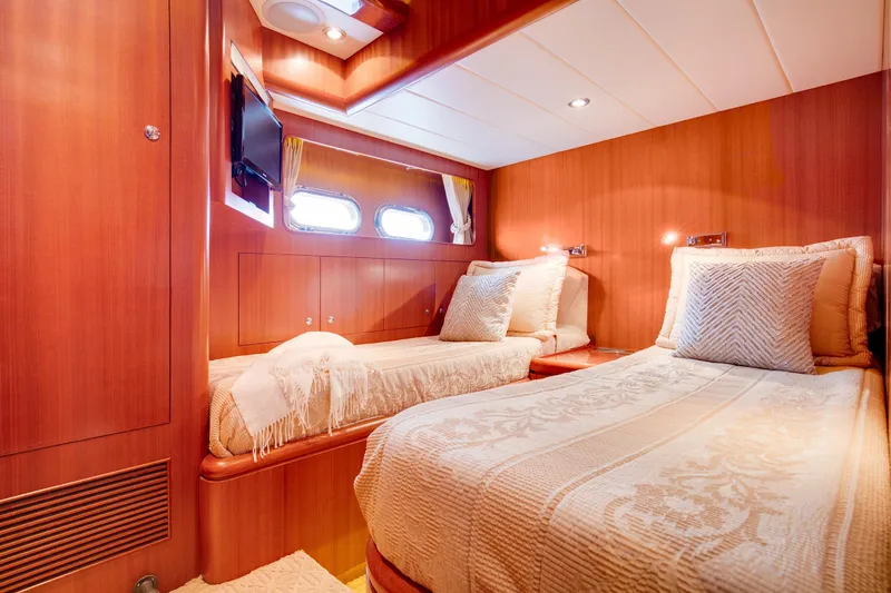 Slide: The Image of Luxurious cabin of Horizon 82’ Motoryacht, 2006 model. - 26