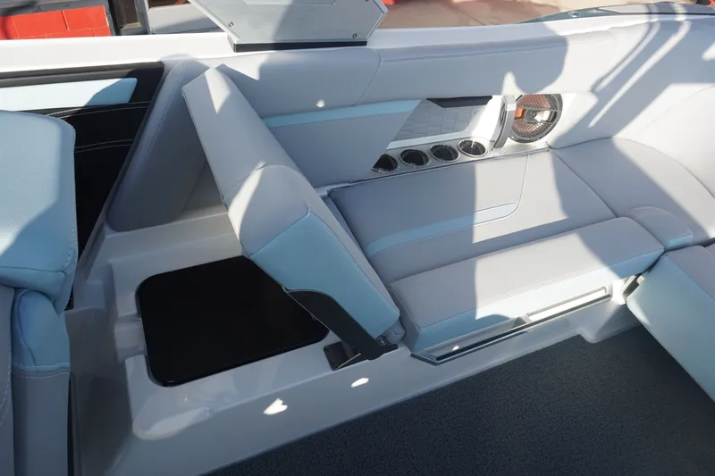 Slide: The Image of MasterCraft X24 2022 - 16