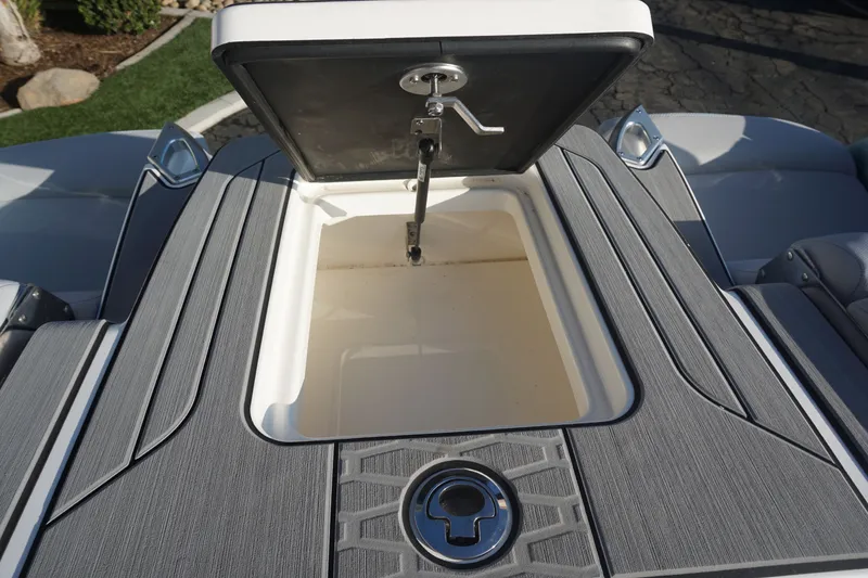 Slide: The Image of MasterCraft X24 2022 - 18