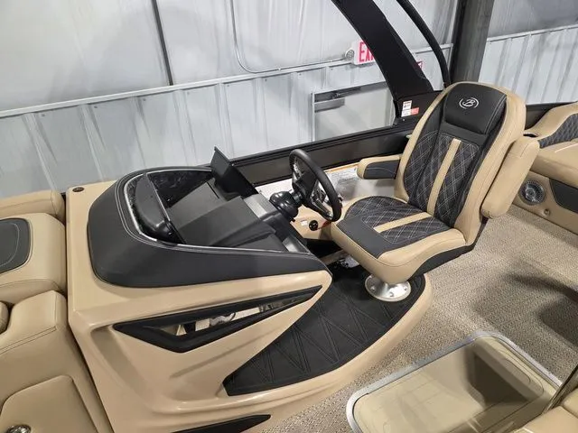 Slide: The Image of Luxurious helm of 2026 Barletta Lusso 25UE with elegant seating. - 21