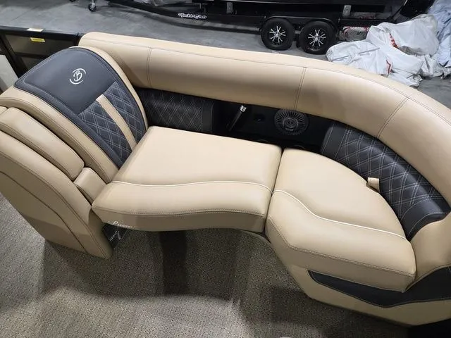 Slide: The Image of Luxurious seating in the Barletta Boats Lusso 25UE 2026 model. - 31