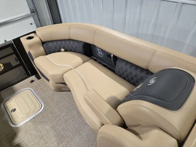 Slide: The Image of Luxurious seating in Barletta Boats Lusso 25UE, 2026 model. - 33