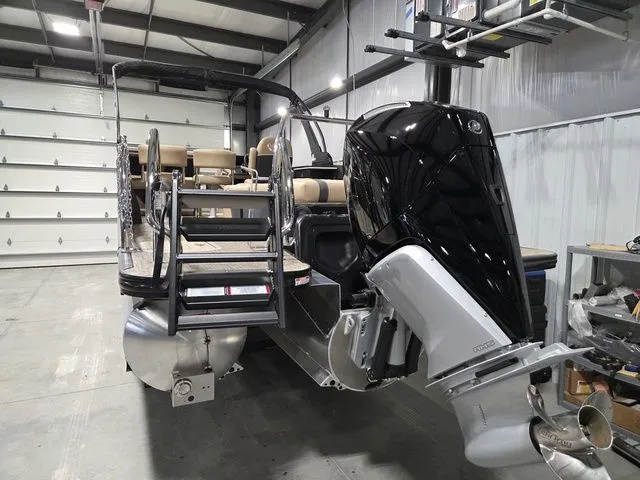 Slide: The Image of 2026 Barletta Lusso 25UE boat in warehouse - 4