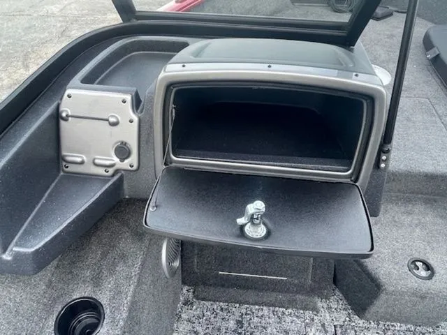 Slide: The Image of Tracker PRV 175CB 2026 - 11