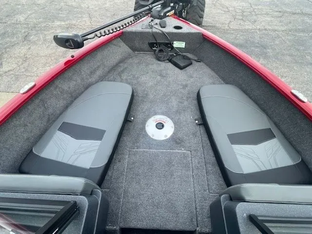 Slide: The Image of Tracker PRV 175CB 2026 - 27