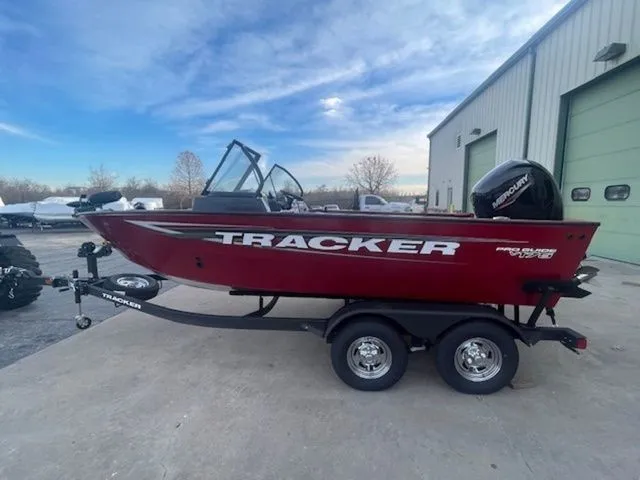 Slide: The Image of Tracker PRV 175CB 2026 - 34