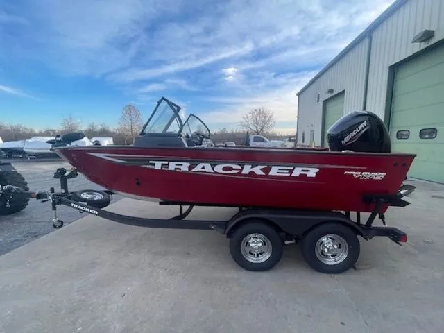 Slide: The Image of Tracker PRV 175CB 2026 - 5