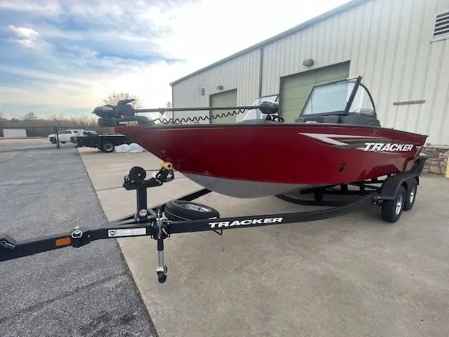 Slide: The Image of Tracker PRV 175CB 2026 - 6