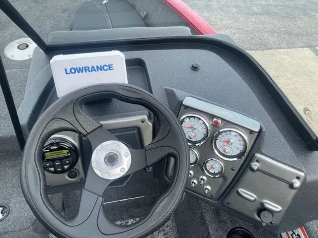 Slide: The Image of Tracker PRV 175CB 2026 - 8