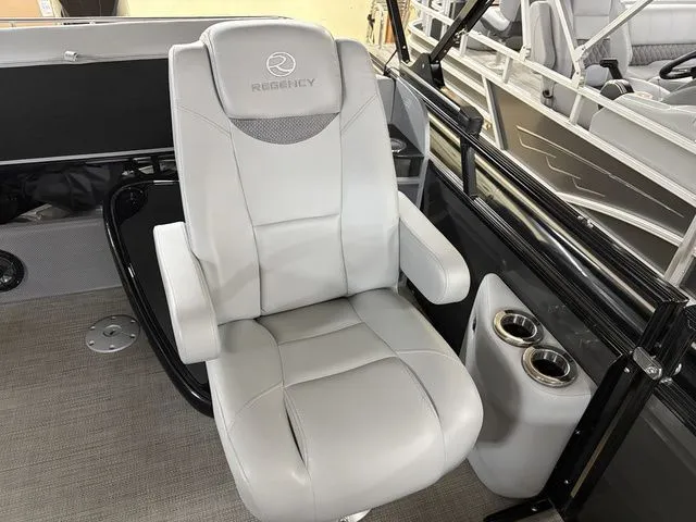 Slide: The Image of Regency 230 LE3 Sport 2025 - 15