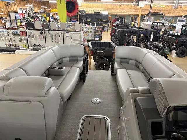 Slide: The Image of Regency 230 LE3 Sport 2025 - 17