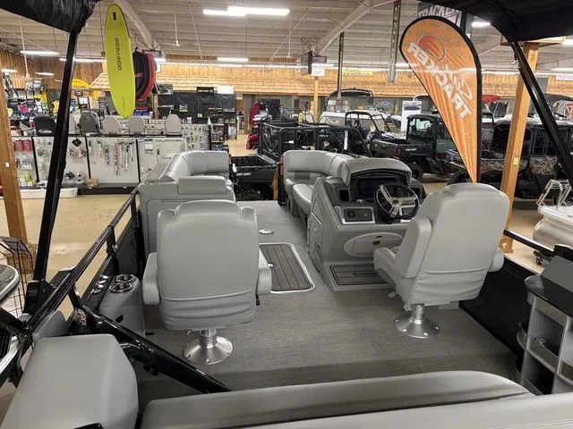 Slide: The Image of Regency 230 LE3 Sport 2025 - 25