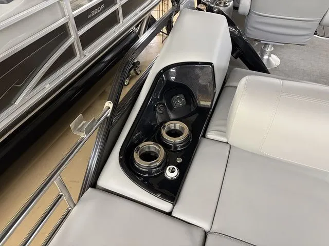 Slide: The Image of Regency 230 LE3 Sport 2025 - 41