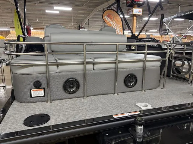 Slide: The Image of Regency 230 LE3 Sport 2025 - 60