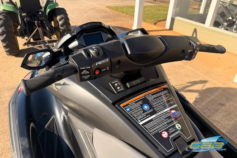 Slide: The Image of 2021 Yamaha WaveRunner FX SVHO handlebars and controls, outdoor display. - 7