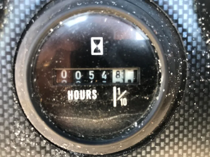 Slide: The Image of Hour meter of a 2001 Scout 185 Sportfish boat, displaying 548 hours. - 14