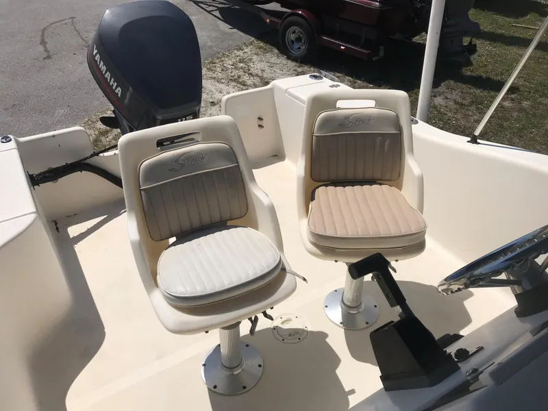 Slide: The Image of Scout 185 Sportfish 2001 with two swivel seats and Yamaha motor. - 20