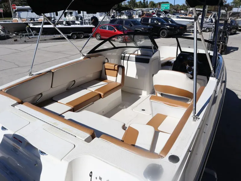 Slide: The Image of Bayliner VR4 Bowrider Outboard 2022 - 10