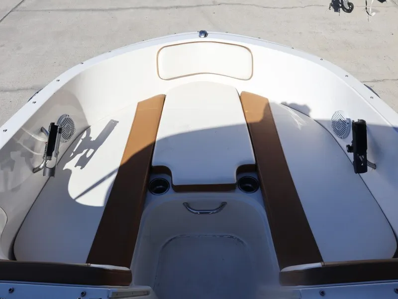 Slide: The Image of Bayliner VR4 Bowrider Outboard 2022 - 11