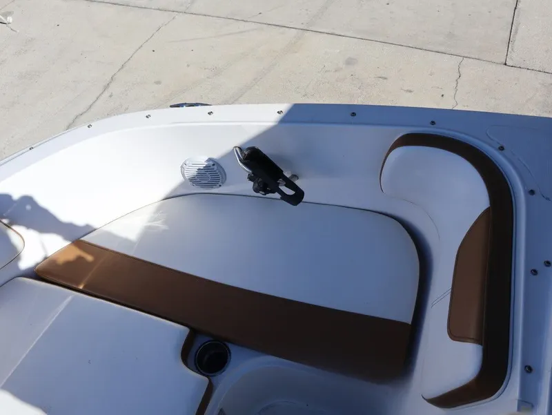 Slide: The Image of Bayliner VR4 Bowrider Outboard 2022 - 12