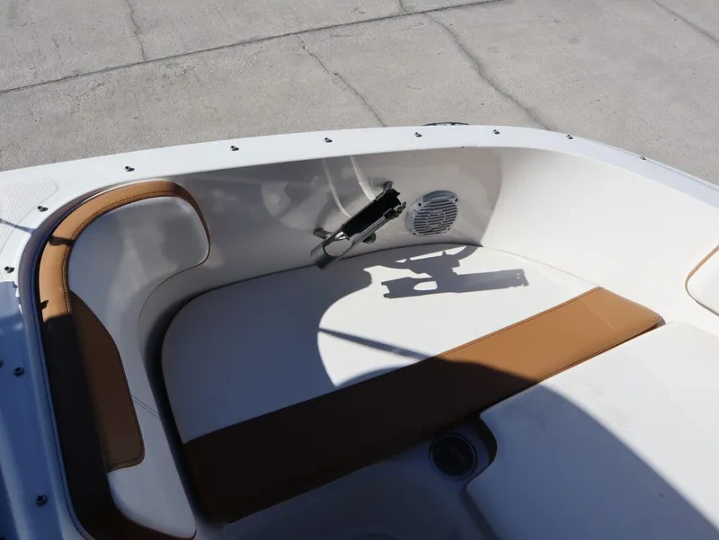 Slide: The Image of Bayliner VR4 Bowrider Outboard 2022 - 13