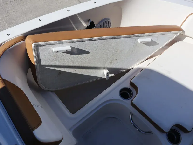 Slide: The Image of Bayliner VR4 Bowrider Outboard 2022 - 15