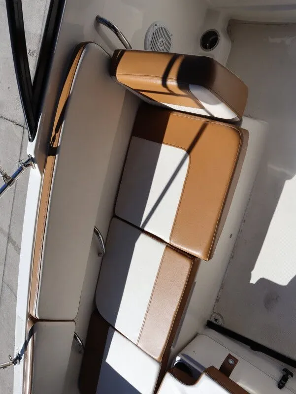 Slide: The Image of Bayliner VR4 Bowrider Outboard 2022 - 17