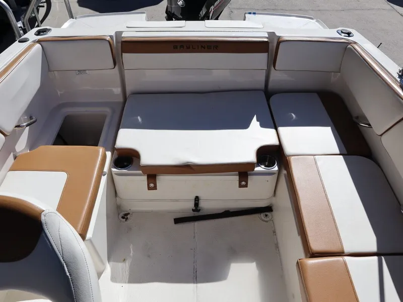Slide: The Image of Bayliner VR4 Bowrider Outboard 2022 - 18