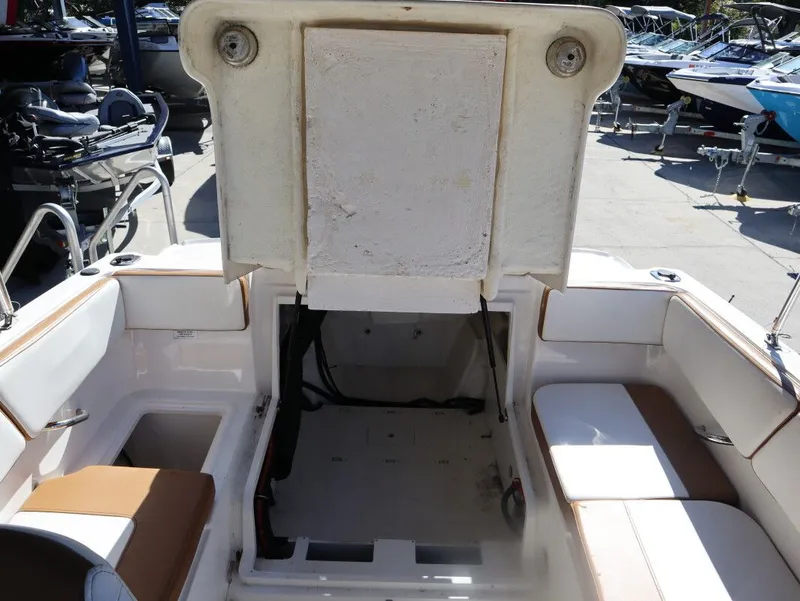 Slide: The Image of Bayliner VR4 Bowrider Outboard 2022 - 20