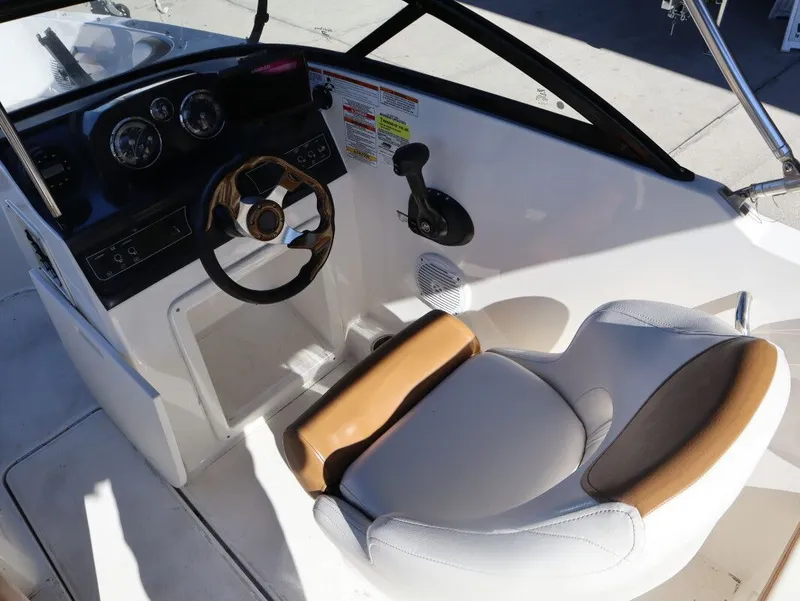 Slide: The Image of Bayliner VR4 Bowrider Outboard 2022 - 22