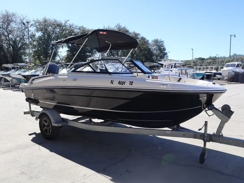 Slide: The Image of Bayliner VR4 Bowrider Outboard 2022 - 4