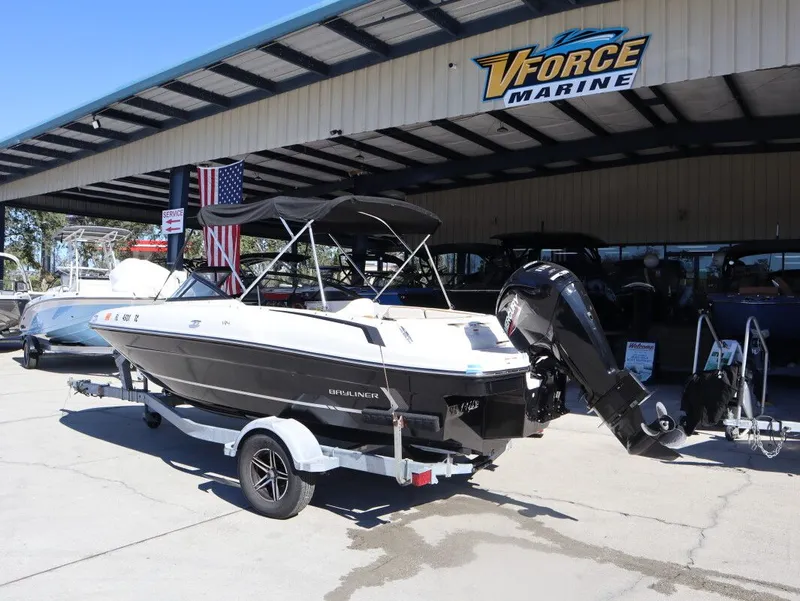 Slide: The Image of Bayliner VR4 Bowrider Outboard 2022 - 6