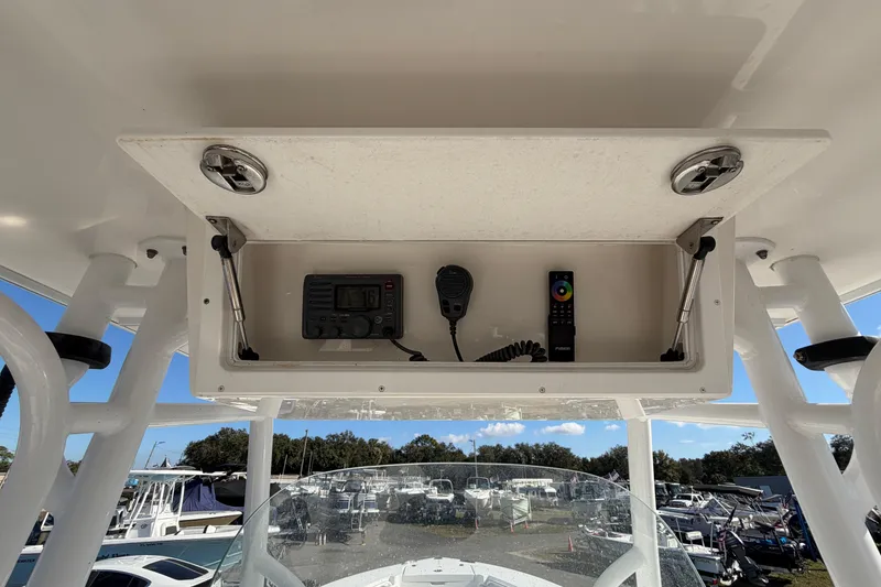 Slide: The Image of VHF marine radio and remote control on 2013 Regulator 24 Forward Seating boat. - 29