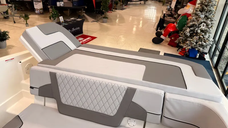 Slide: The Image of Bayliner VR6 2026 - 10