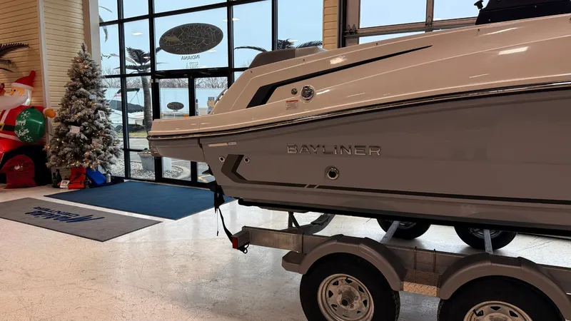 Slide: The Image of Bayliner VR6 2026 - 11