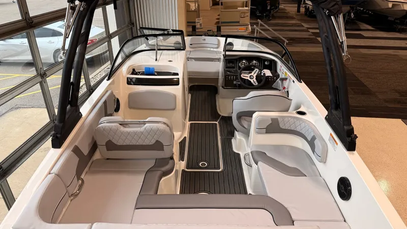 Slide: The Image of Bayliner VR6 2026 - 14