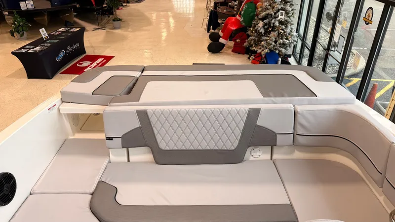 Slide: The Image of Bayliner VR6 2026 - 15