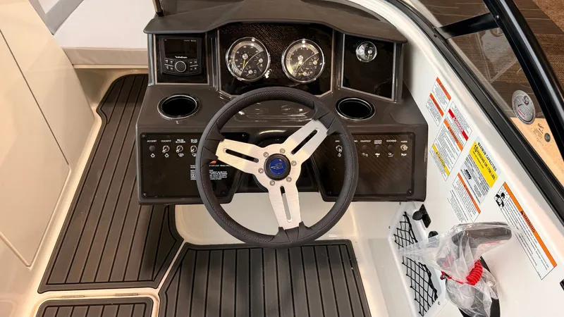 Slide: The Image of Bayliner VR6 2026 - 18