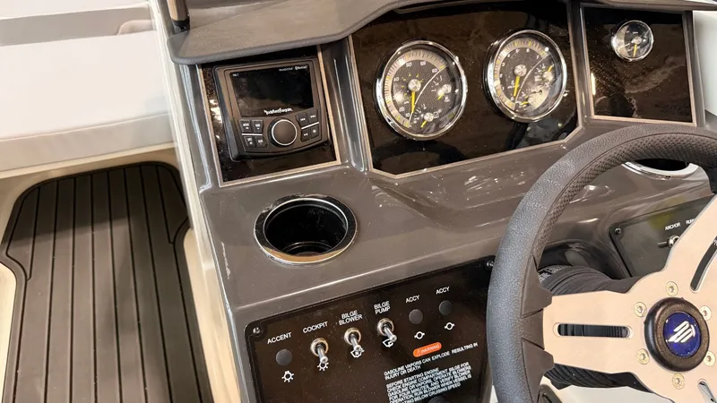 Slide: The Image of Bayliner VR6 2026 - 3