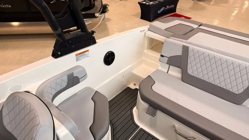 Slide: The Image of Bayliner VR6 2026 - 4