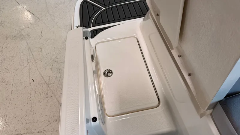 Slide: The Image of Bayliner VR6 2026 - 5