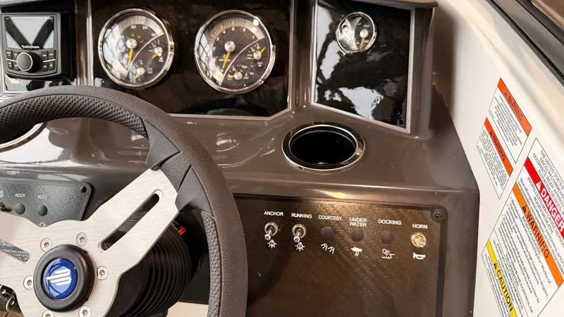 Slide: The Image of Bayliner VR6 2026 - 6