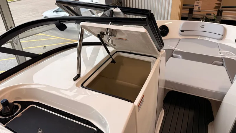 Slide: The Image of Bayliner VR6 2026 - 7