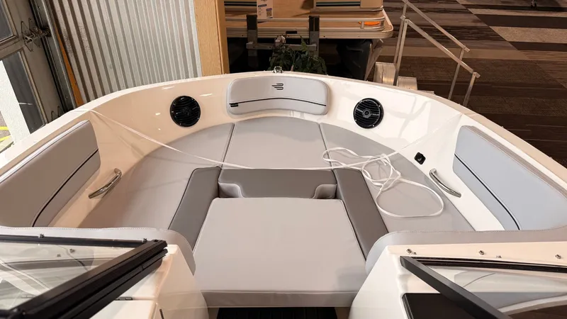 Slide: The Image of Bayliner VR6 2026 - 9