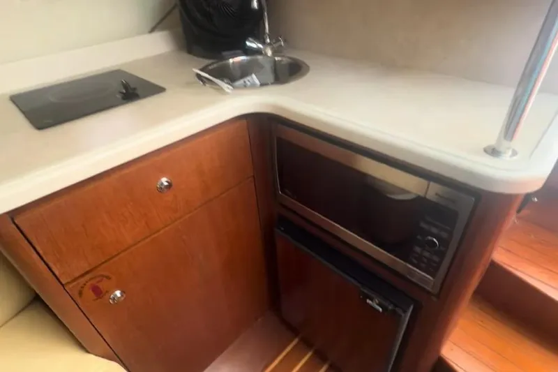 Slide: The Image of Bathroom in Tiara Yachts 3000 Open 2007 model. - 14