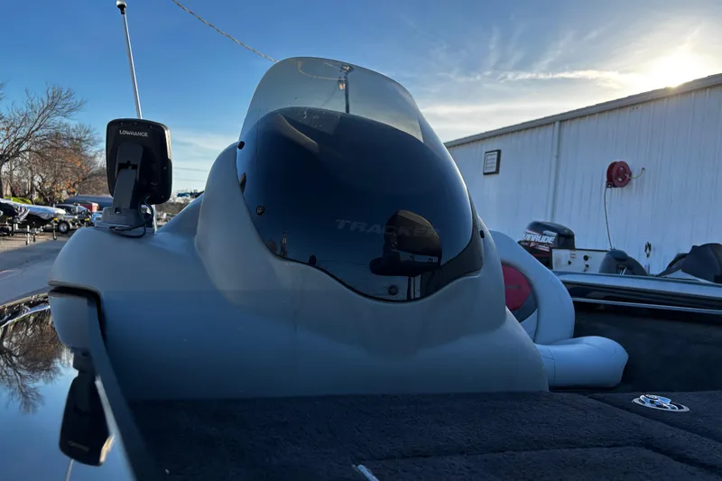 Slide: The Image of 2014 Bass Tracker PRO TEAM 175 TXW boat seats with red and gray design. - 34