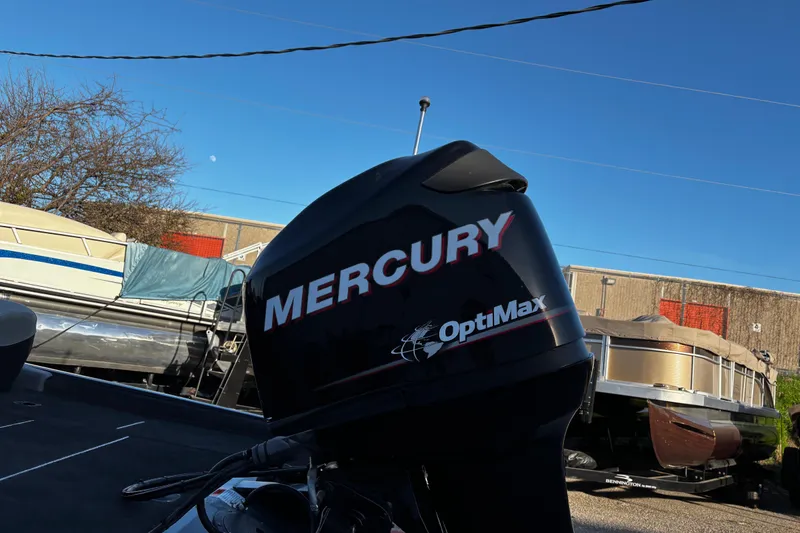 Slide: The Image of 2014 Bass Tracker PRO TEAM 175 TXW storage compartment with open lid and seating. - 39